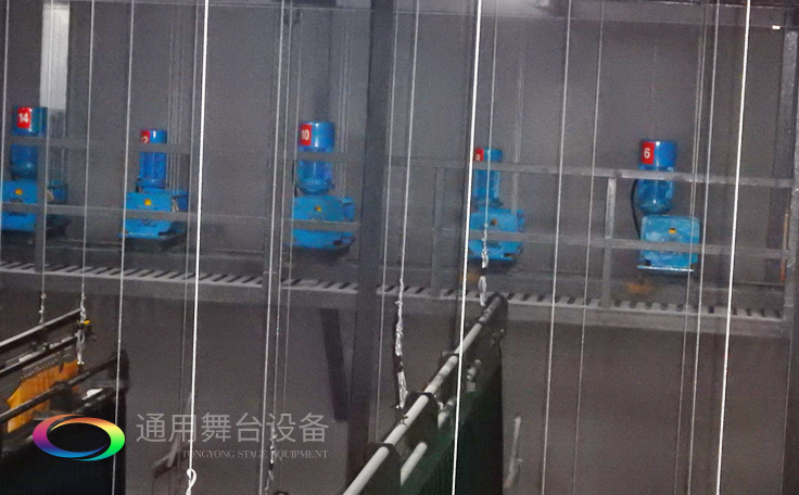 十余年銳意攀登，奮發(fā)圖強(qiáng)！舞臺(tái)幕布、機(jī)械等一站式選購供應(yīng)商，舞臺(tái)機(jī)械、音響、燈光工程設(shè)計(jì)施工承包壹級(jí)資質(zhì)——通用舞臺(tái)