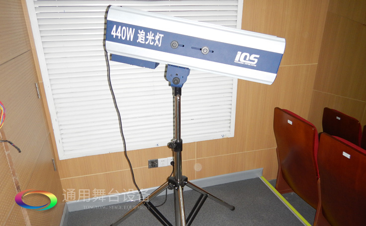 十余年銳意攀登，奮發(fā)圖強(qiáng)！舞臺(tái)幕布、機(jī)械等一站式選購供應(yīng)商，舞臺(tái)機(jī)械、音響、燈光工程設(shè)計(jì)施工承包壹級(jí)資質(zhì)——通用舞臺(tái)