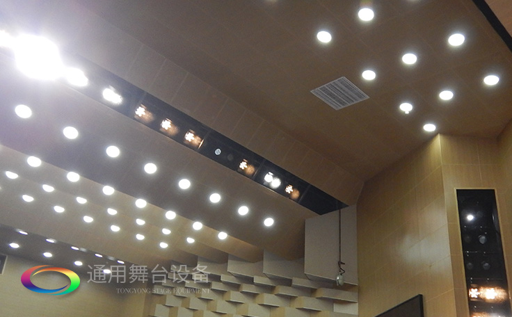 科學(xué)計(jì)劃工期、合理交叉施工，保質(zhì)保量順利完成工程的交付！通用舞臺(tái)阻燃幕布承接羊城廣州培英中學(xué)報(bào)告廳項(xiàng)目！