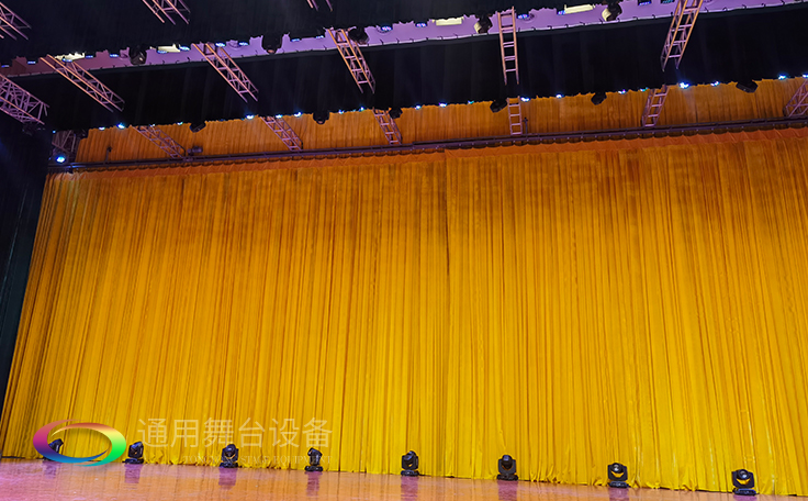 牽引大幕啟閉運(yùn)動的機(jī)械設(shè)備。大幕機(jī)（proscenium curtain machinery）