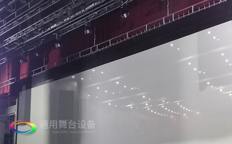 通用舞臺承建：南京曉莊學院報告廳舞臺項目（舞臺音響、舞臺燈光吊桿、幕布...）